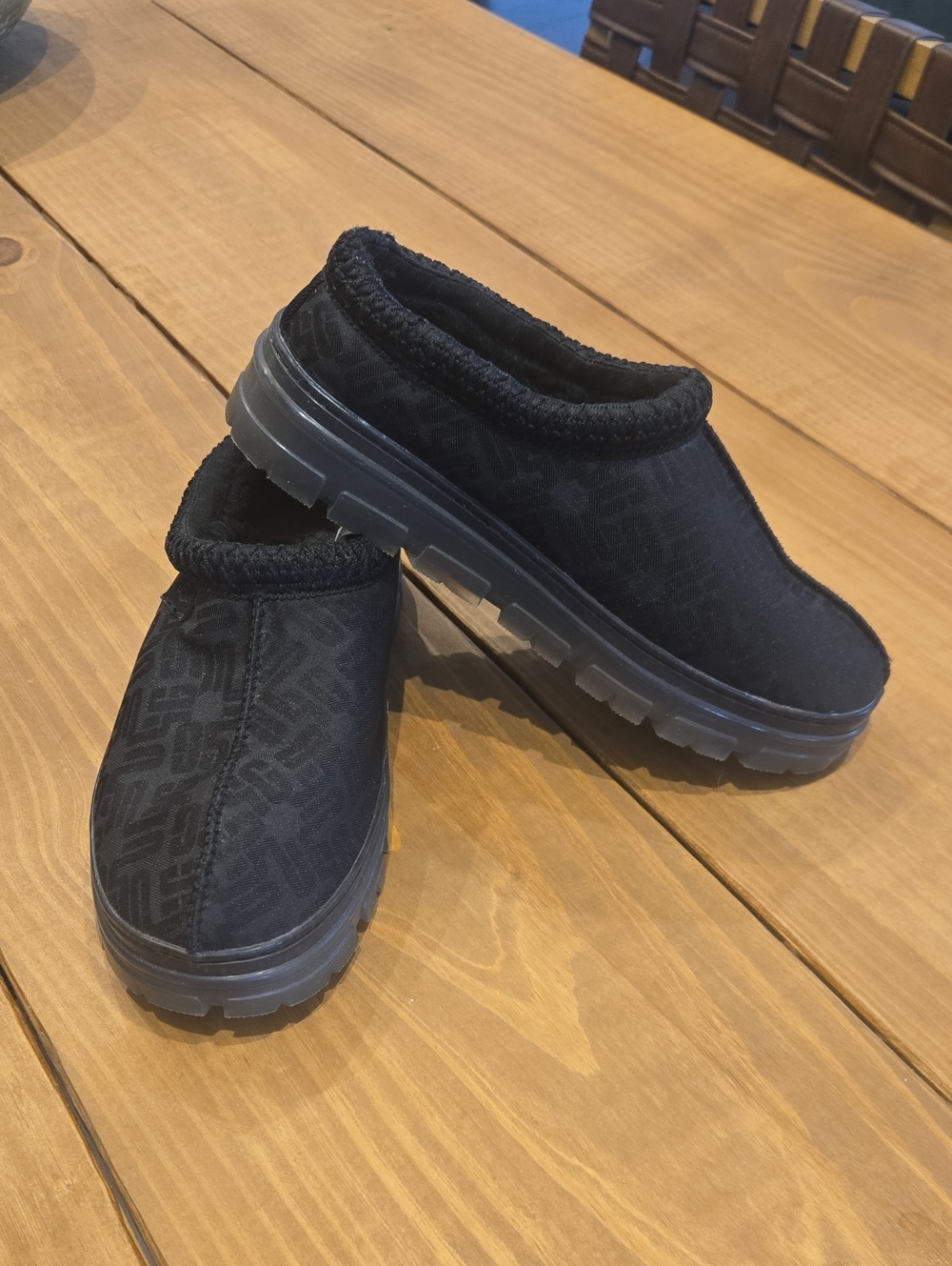 UGG Tasman Graphic Monogram Slipper Sz 8